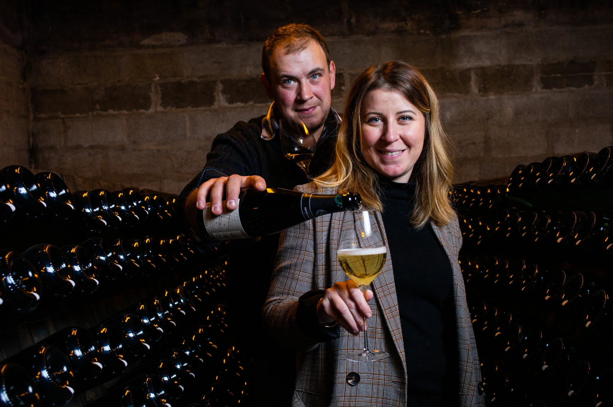 Mathieu et Blandine Crété dans leur cave – Champagne Crété Chamberlin