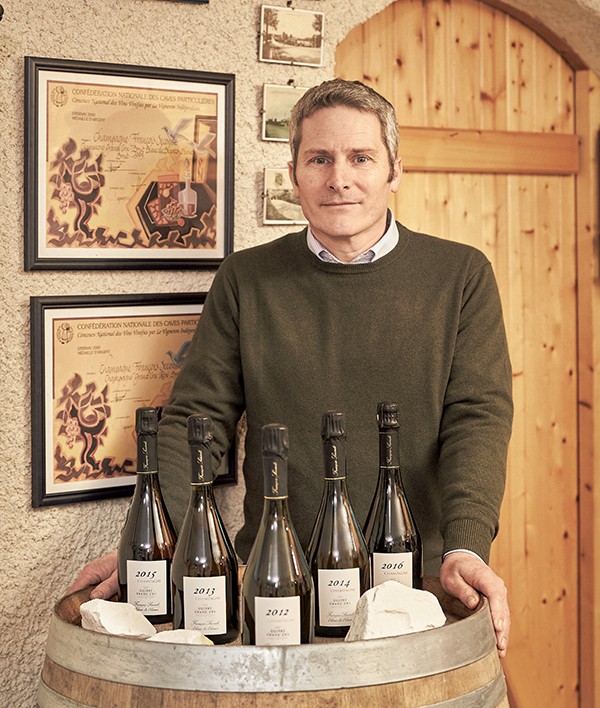 Jérôme Groslambert en cave avec ses millésimes – Champagne François Secondé