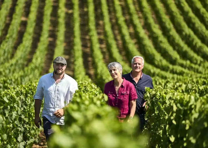 La famille Collet-Richomme dans ses vignes – Champagne G. Richomme