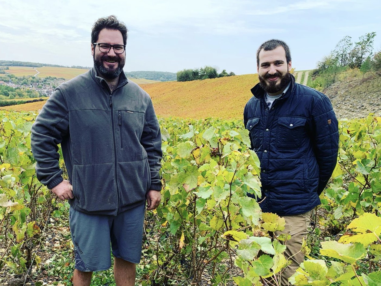 Édouard et Victor Laculle dans leurs vignes de la Côte des Bar – Champagne Laculle Frères