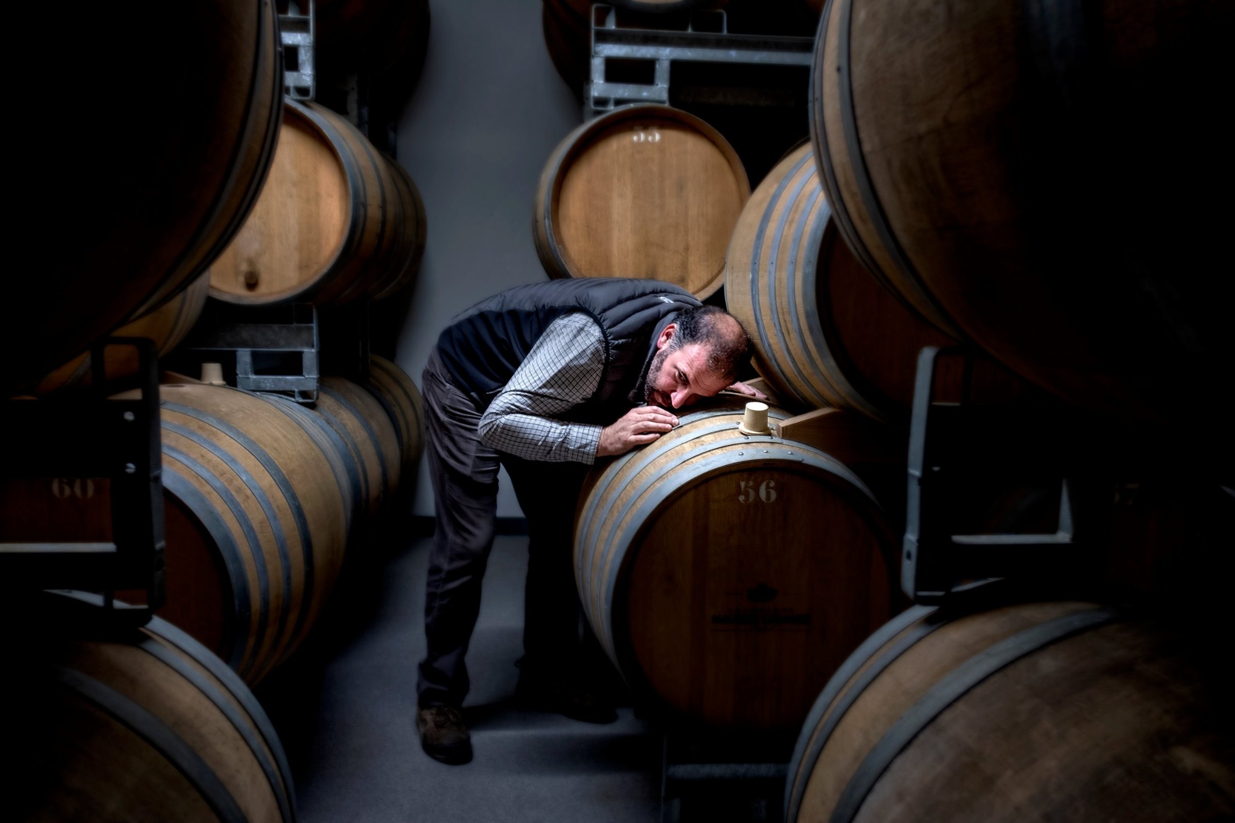 Fabien Grumier à l'écoute d'un fût – Champagne Maurice Grumier