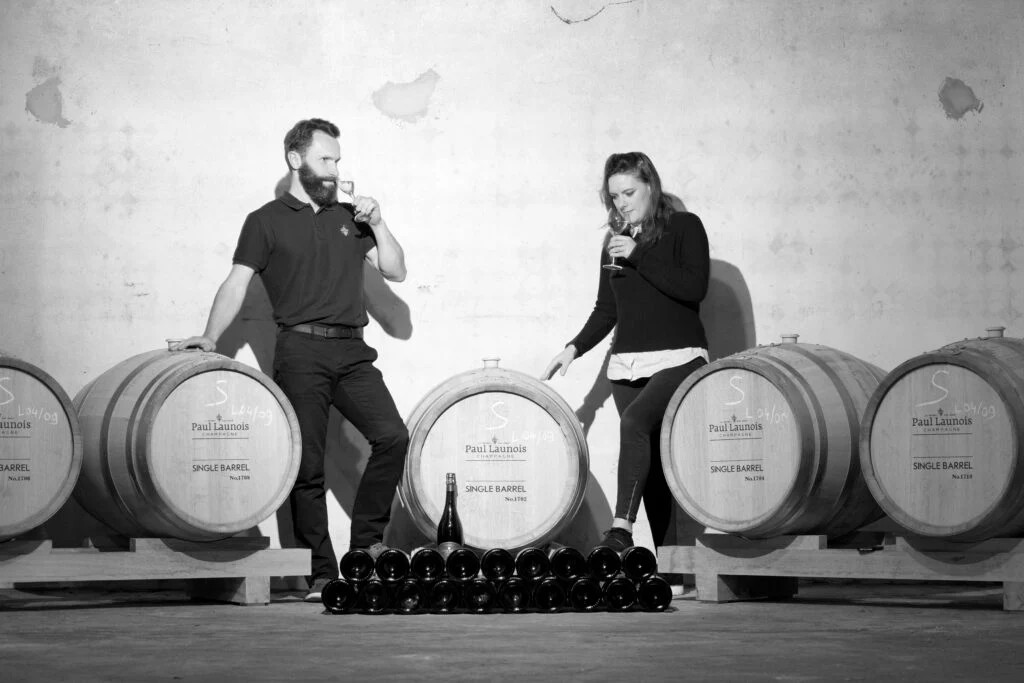Julien et Sarah Launois devant leurs fûts Single Barrel – Champagne Paul Launois