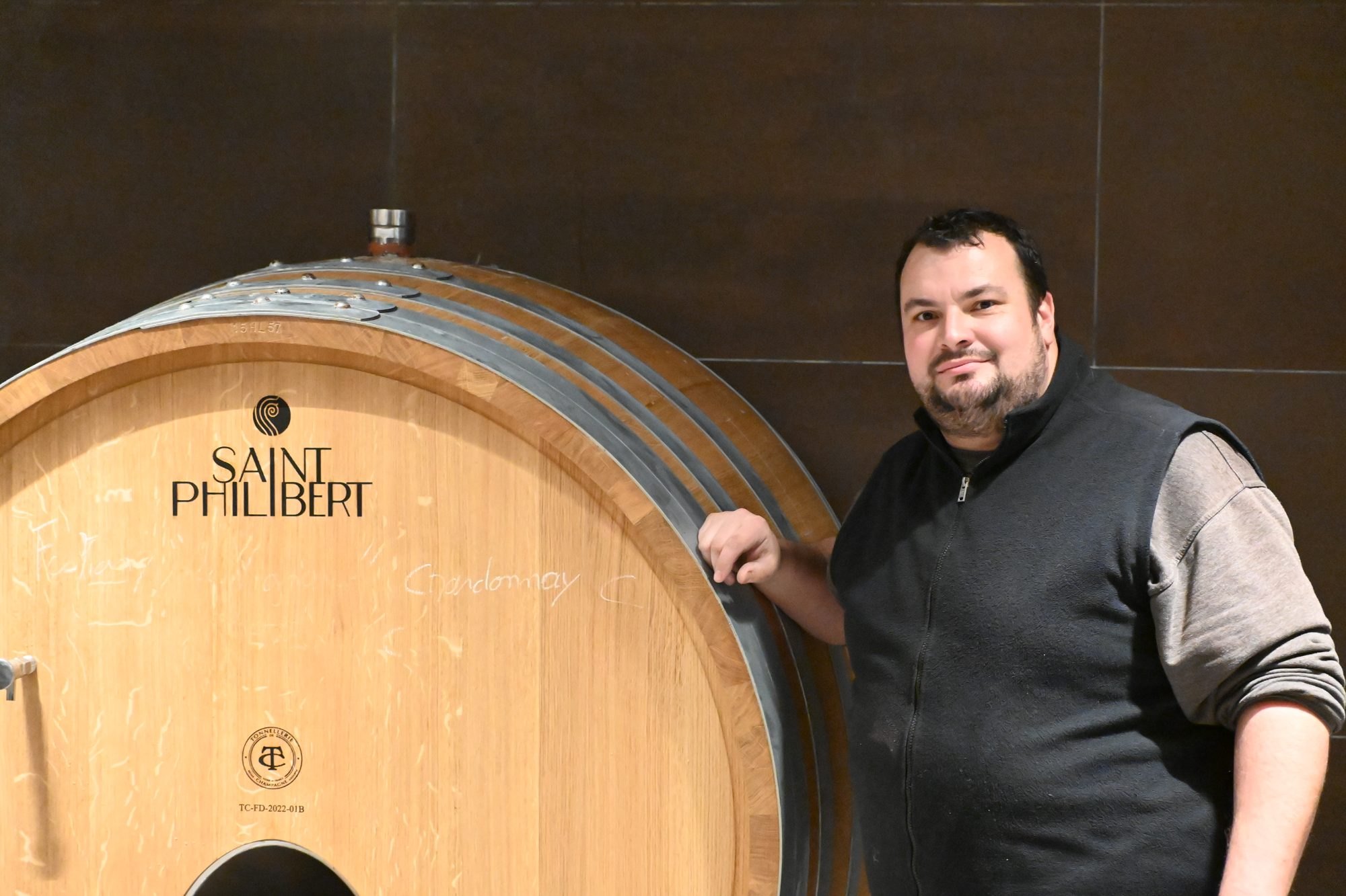 Tony Gaudinat devant un foudre – Champagne Saint Philibert