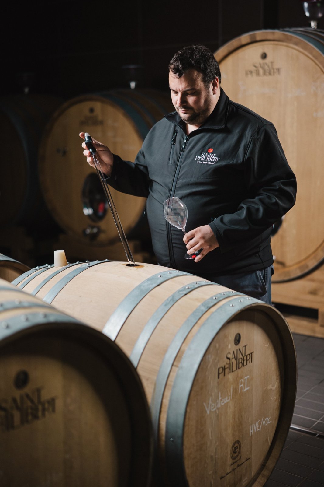 Tony Gaudinat prélève au fût – Champagne Saint Philibert